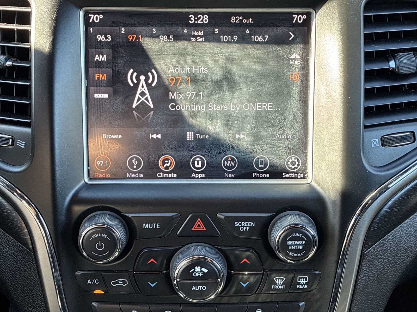 Used 2018 Jeep Grand Cherokee Altitude AWD/4WD image 12
