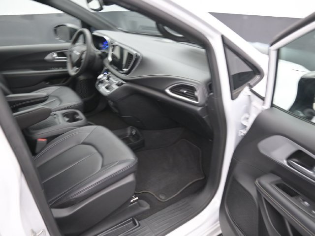 Used 2024 Chrysler Pacifica Limited FWD image 9
