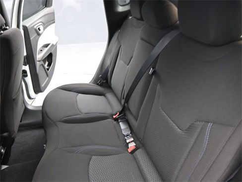 Used 2025 Jeep Compass Sport image 21