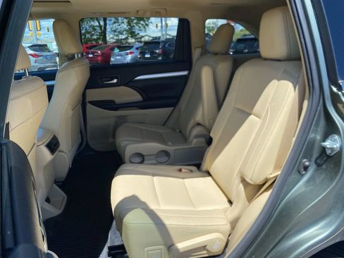 Used 2018 Toyota Highlander XLE AWD/4WD image 11