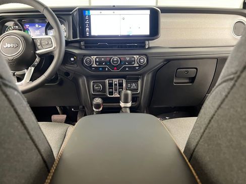 Used 2025 Jeep Wrangler Unlimited Sahara image 33