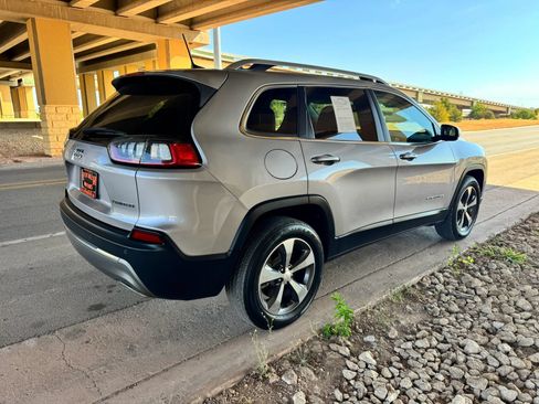 Used 2019 Jeep Cherokee Limited AWD/4WD image 3