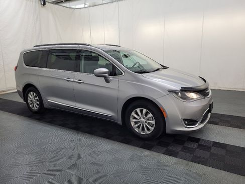 Used 2017 Chrysler Pacifica Touring-L FWD image 11