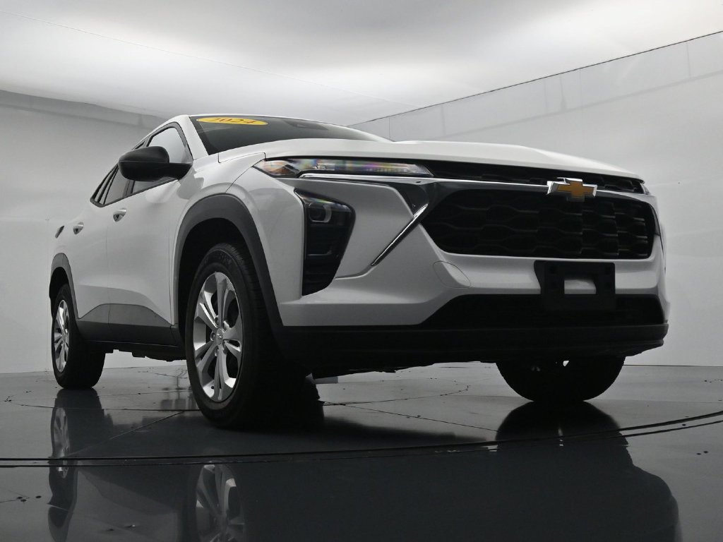 Used 2024 Chevrolet Trax LS FWD image 32