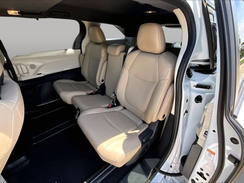 Used 2022 Toyota Sienna XLE FWD image 20