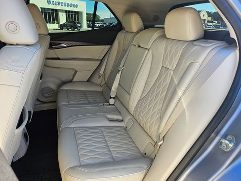 Used 2021 Buick Envision Avenir w/ Technology Package II image 5