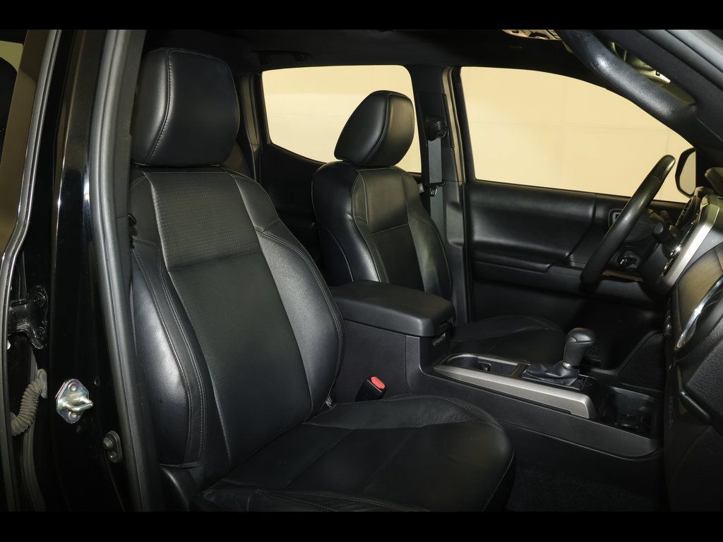Used 2021 Toyota Tacoma Limited w/ Blackout Package (TMS) AWD/4WD image 33