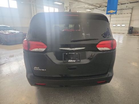Used 2023 Chrysler Voyager LX FWD image 4