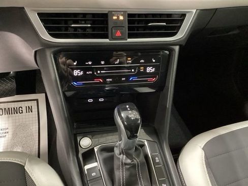 Certified 2025 Volkswagen Taos SE w/ Panoramic Sunroof Package image 11