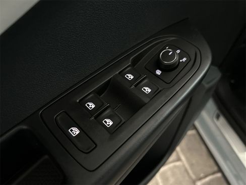 New 2026 Volkswagen Taos SE image 11