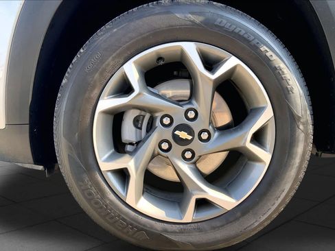 Used 2025 Chevrolet Trax LT FWD image 11