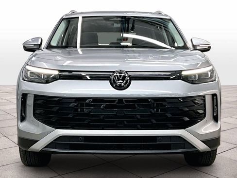 Used 2025 Volkswagen Tiguan SE w/ Panoramic Sunroof Package image 3