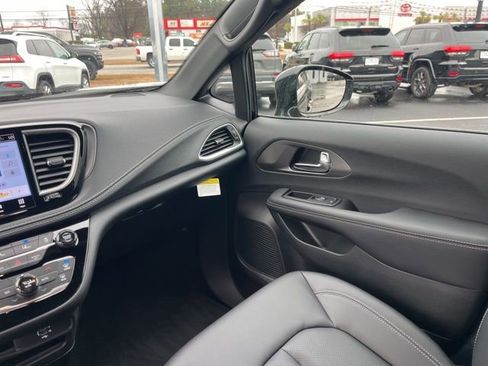 New 2026 Chrysler Pacifica Select image 17