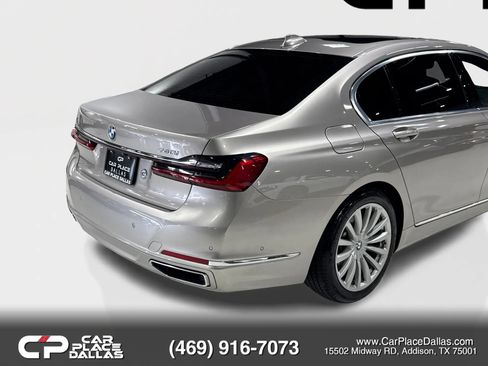 Used 2022 BMW 740i w/ Luxury Rear Seating Package RWD image 11