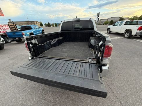Used 2022 Toyota Tacoma TRD Off-Road AWD/4WD image 21