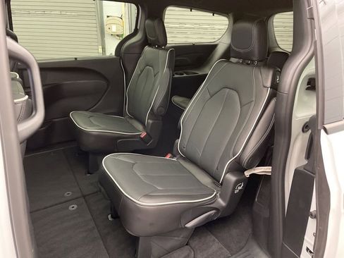 New 2026 Chrysler Pacifica Limited w/ Uconnect Theater Family Group image 19