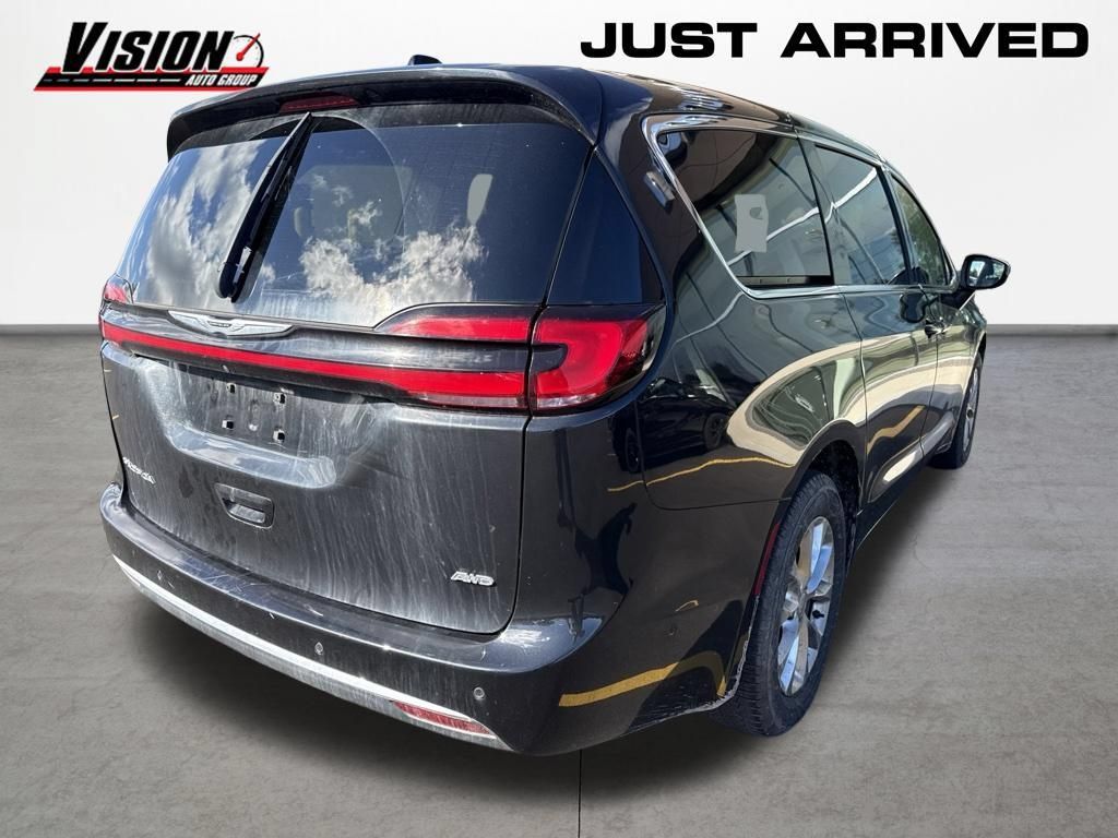 Used 2023 Chrysler Pacifica Touring-L AWD/4WD image 4
