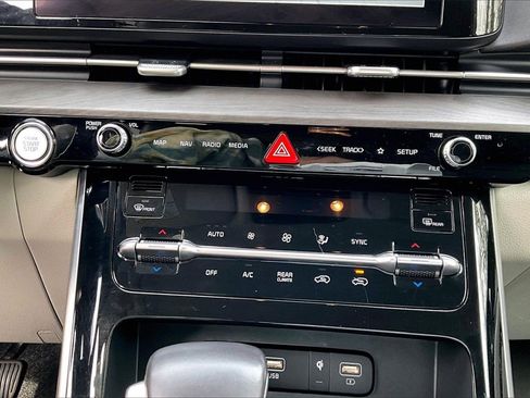 Used 2024 Kia Carnival EX image 18