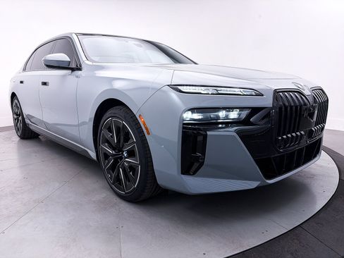 Used 2023 BMW 740i w/ Executive Package image 12