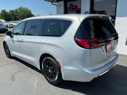 Used 2024 Chrysler Pacifica Touring-L FWD image 5
