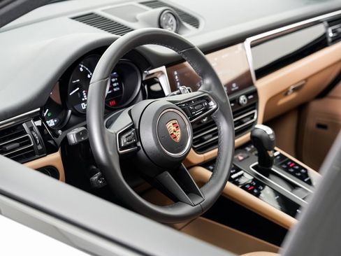Used 2025 Porsche Macan image 9