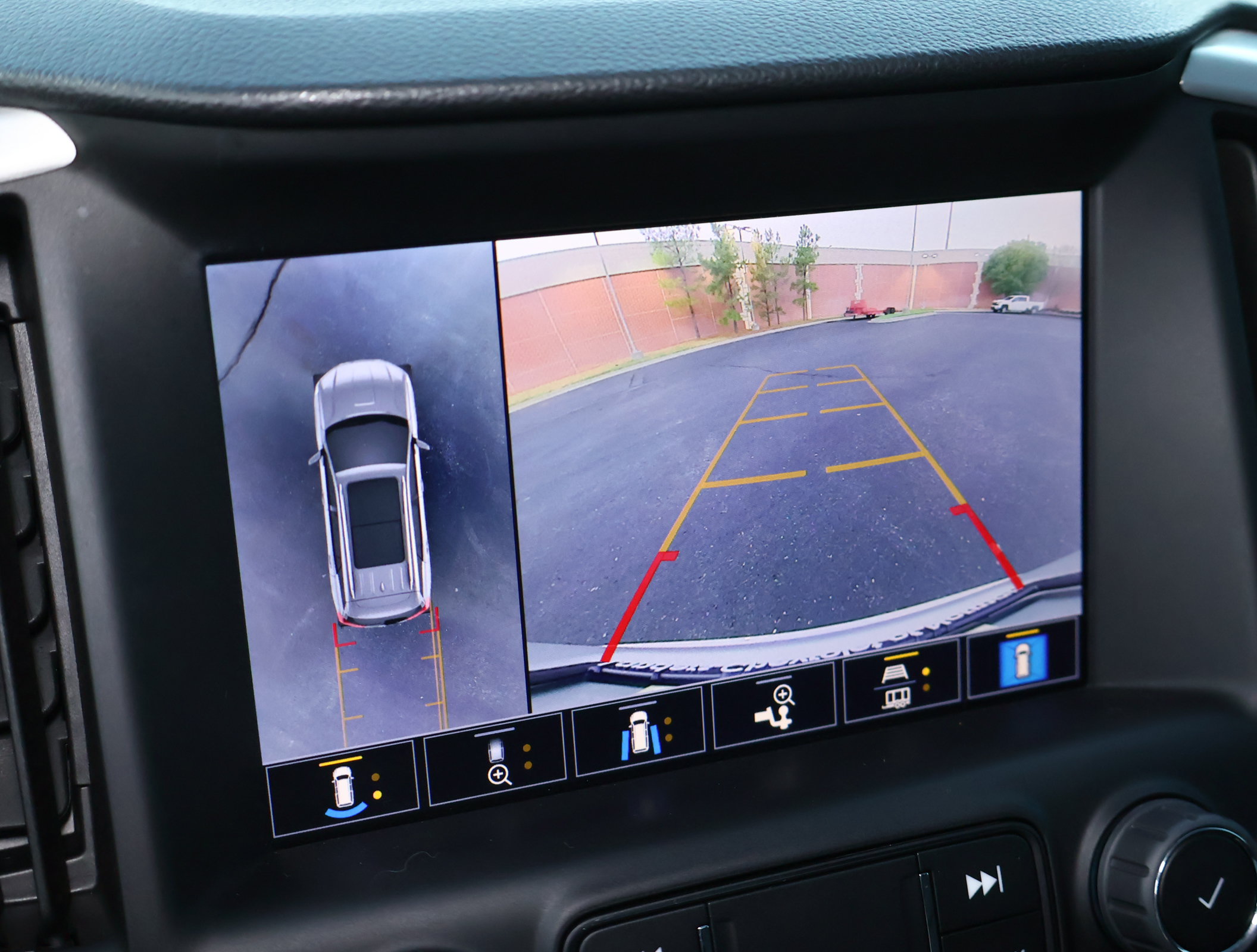 Used 2022 GMC Terrain SLT w/ Infotainment Package II FWD image 5