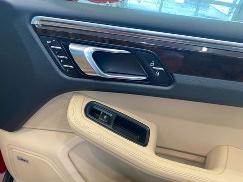 Certified 2024 Porsche Macan S image 31