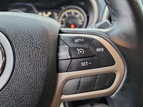 Used 2017 Jeep Cherokee Altitude image 8