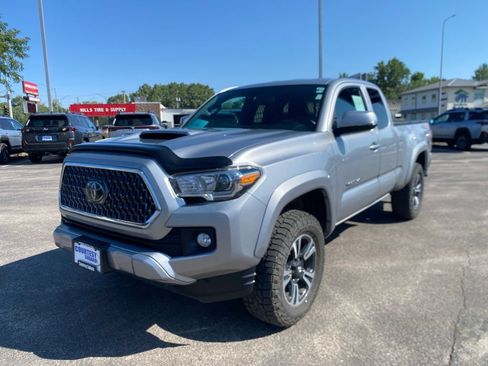 Used 2018 Toyota Tacoma TRD Sport w/ Technology Package AWD/4WD image 3
