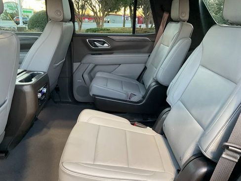 Used 2022 GMC Yukon SLT w/ SLT Premium Package image 16