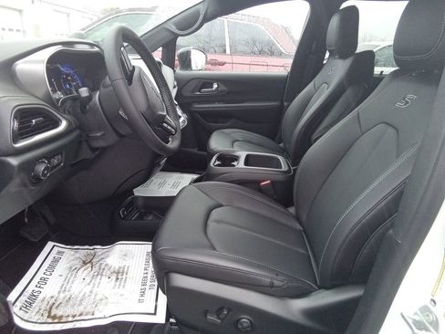 New 2026 Chrysler Pacifica Select w/ S Appearance Package image 10