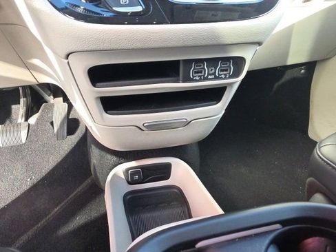 Used 2024 Chrysler Pacifica Select image 20