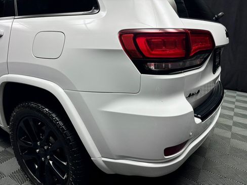 Used 2017 Jeep Grand Cherokee Altitude AWD/4WD image 12
