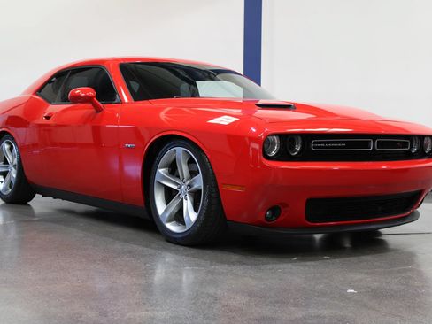 Used 2015 Dodge Challenger R/T w/ Quick Order Package 28B R/T RWD image 3