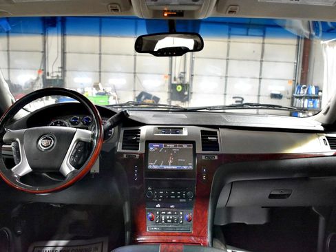 Used 2011 Cadillac Escalade ESV Luxury image 13