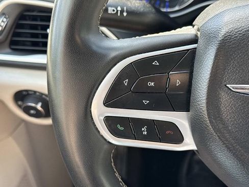 Used 2022 Chrysler Pacifica Touring-L image 24