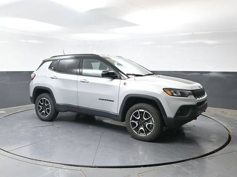 Used 2025 Jeep Compass Trailhawk AWD/4WD image 5