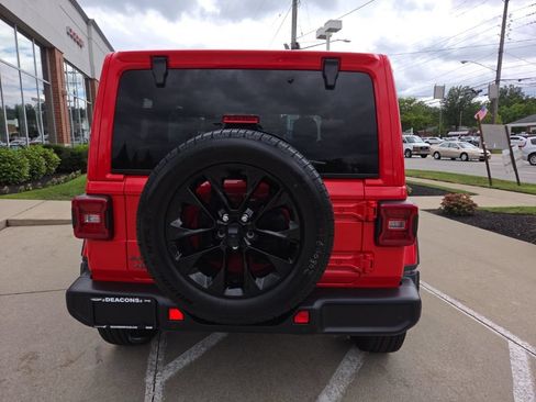 Certified 2025 Jeep Wrangler Unlimited Sahara w/ Safety Group AWD/4WD image 10