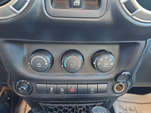 Used 2017 Jeep Wrangler Unlimited Sahara w/ Connectivity Group AWD/4WD image 28