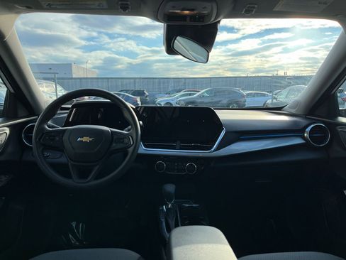 Used 2025 Chevrolet Trax LT image 32