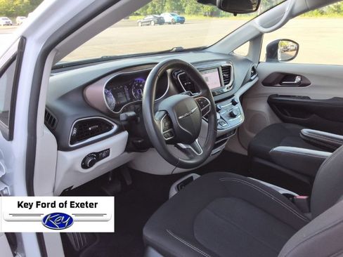 Used 2023 Chrysler Voyager LX FWD image 33