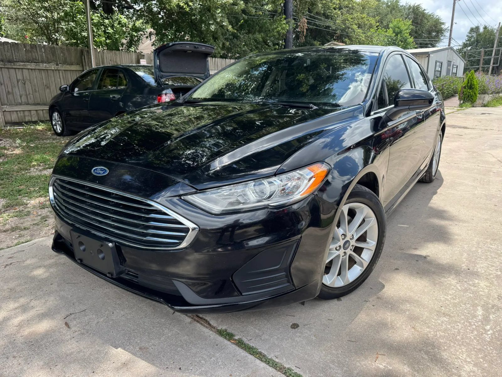 Used 2019 Ford Fusion SE FWD image 2