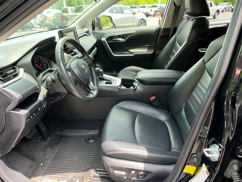 Used 2020 Toyota RAV4 XLE Premium AWD/4WD image 9