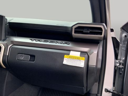 Certified 2025 Toyota Tacoma SR5 AWD/4WD image 18
