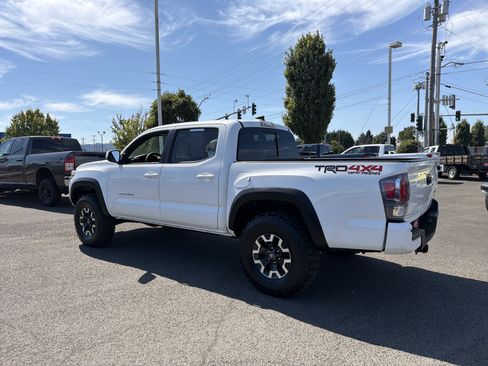 Used 2020 Toyota Tacoma TRD Off-Road w/ Technology Package AWD/4WD image 3