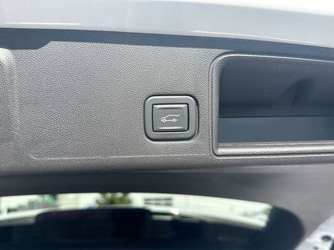Used 2024 GMC Terrain SLE w/ Driver Convenience Package FWD image 25