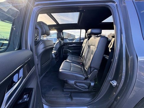 Used 2023 Jeep Wagoneer L 4WD w/ Premium Group I image 11