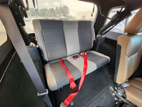 Used 2017 Jeep Wrangler Unlimited Rubicon w/ Cold Weather Group image 15