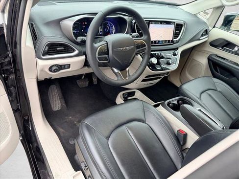 Used 2024 Chrysler Pacifica Select image 13
