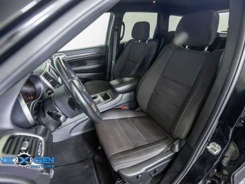 Used 2019 Jeep Grand Cherokee Laredo AWD/4WD image 24